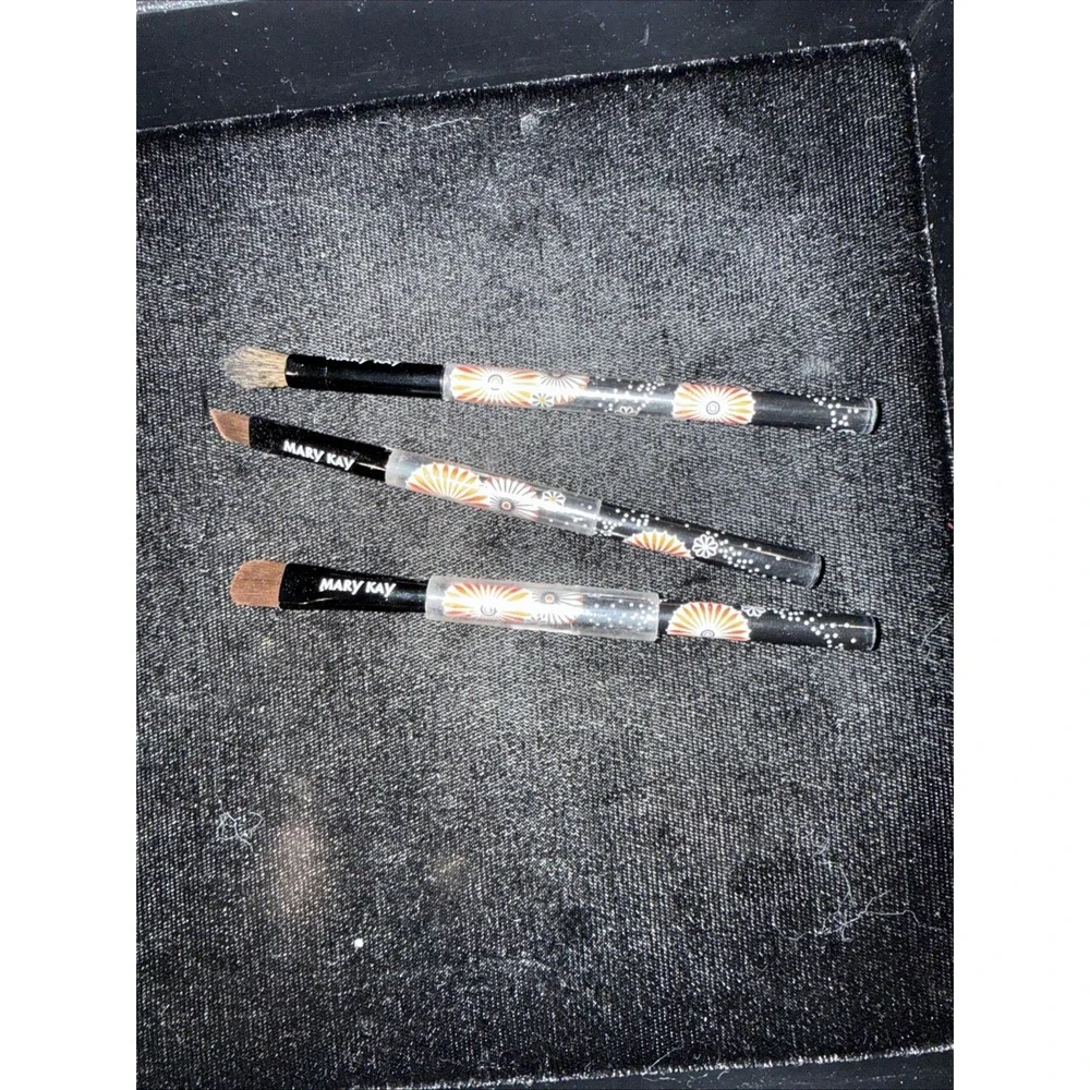 3 Pieces Mary Kay Make Up Brushes Limited‎ Edtion lot (2185)